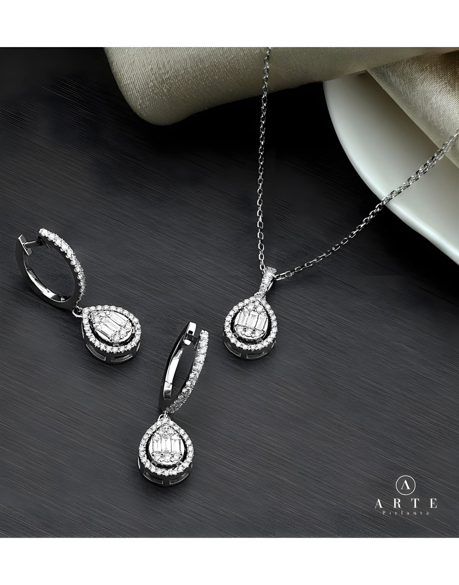0.55ct F Rengi Baget Pırlanta Küpe