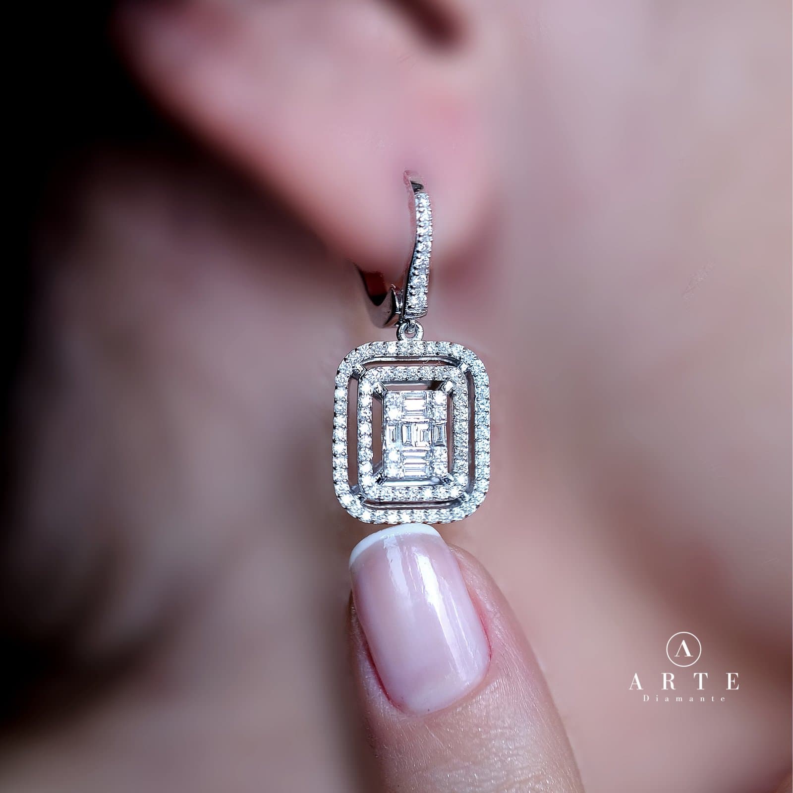 Farah 1.05ct F Rengi Baget Pırlanta Küpe — 3. görünüm
