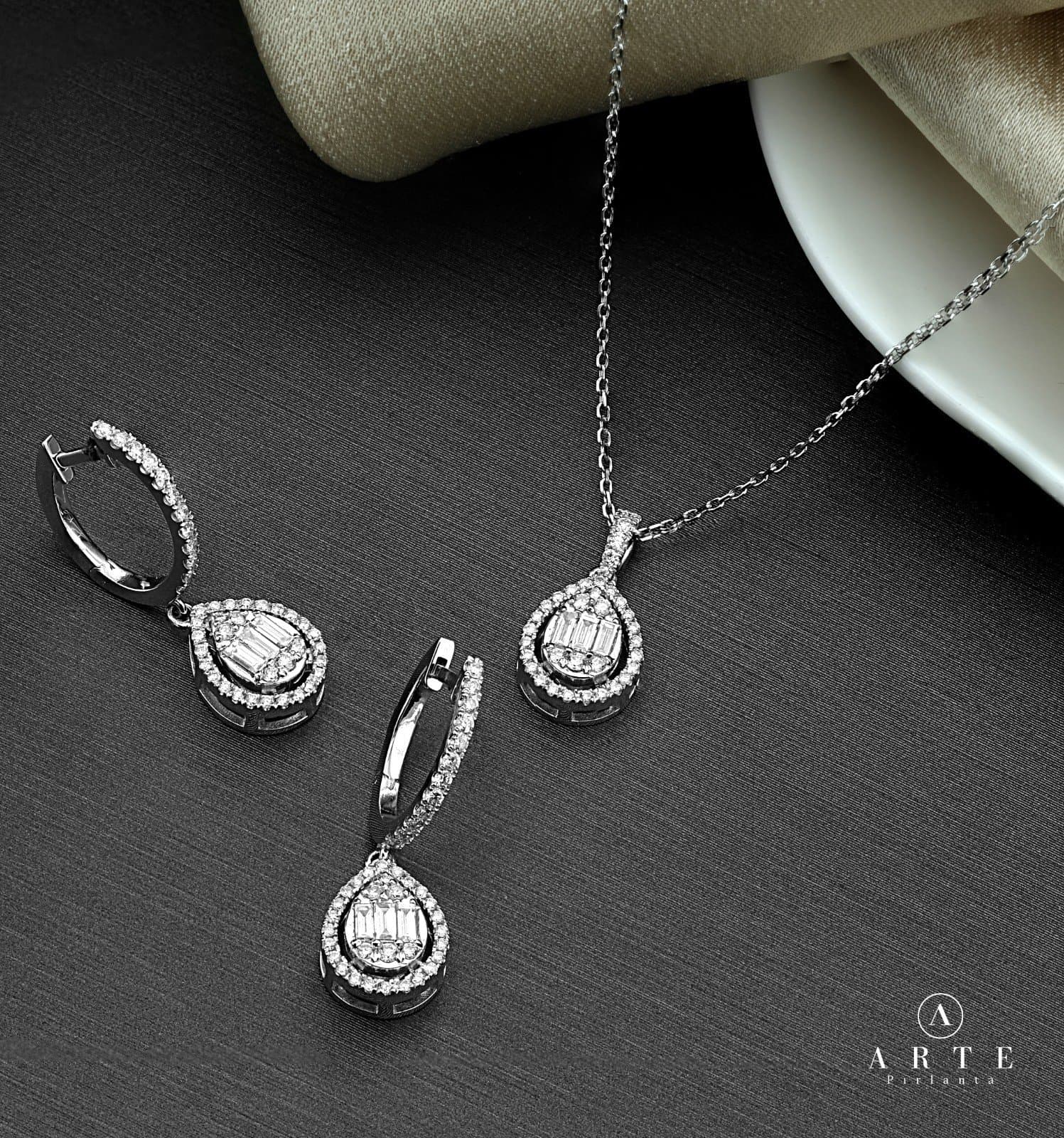 0.55ct F Rengi Baget Pırlanta Küpe — 3. görünüm